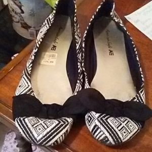 American eagle black and white flats